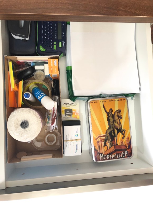 Gaveta no escritório com itens avulsos ou frequentemente acessados