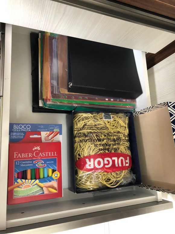 Gaveta no Home Office com suplementos de escritório