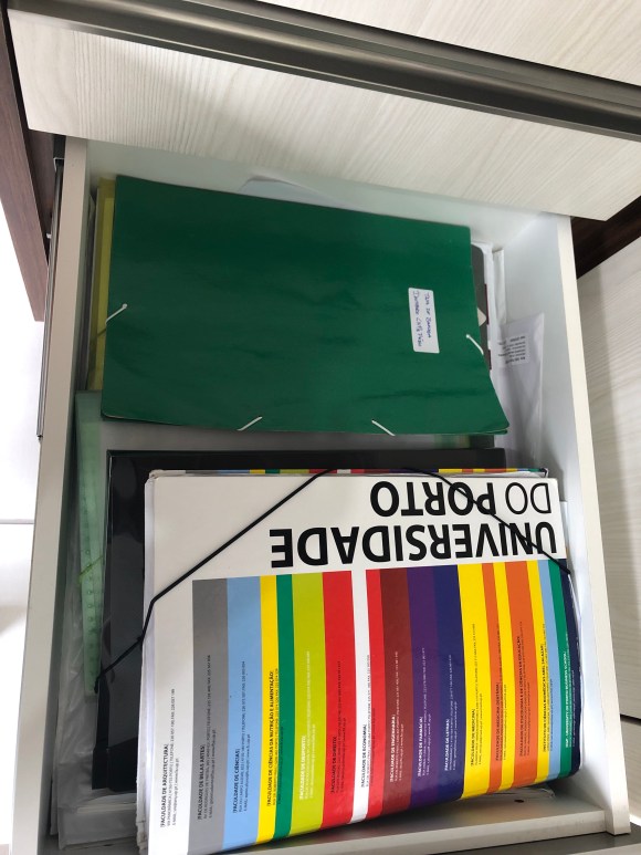 Gaveta no Home Office com pastas de documentos