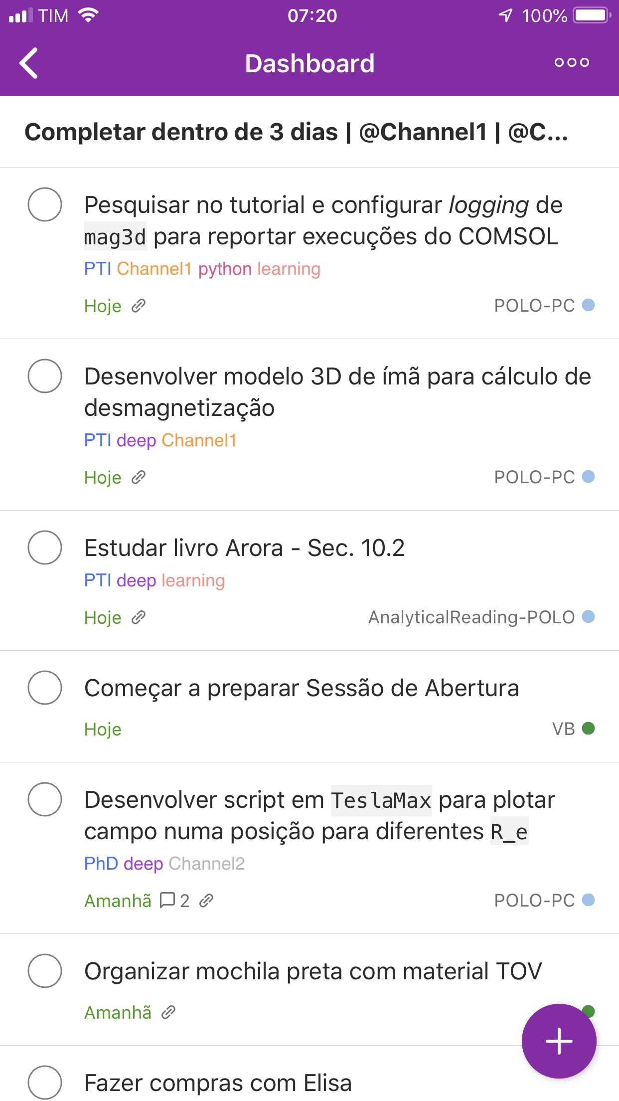 Screenshot do Todoist no iPhone, usando um tema de cor roxa