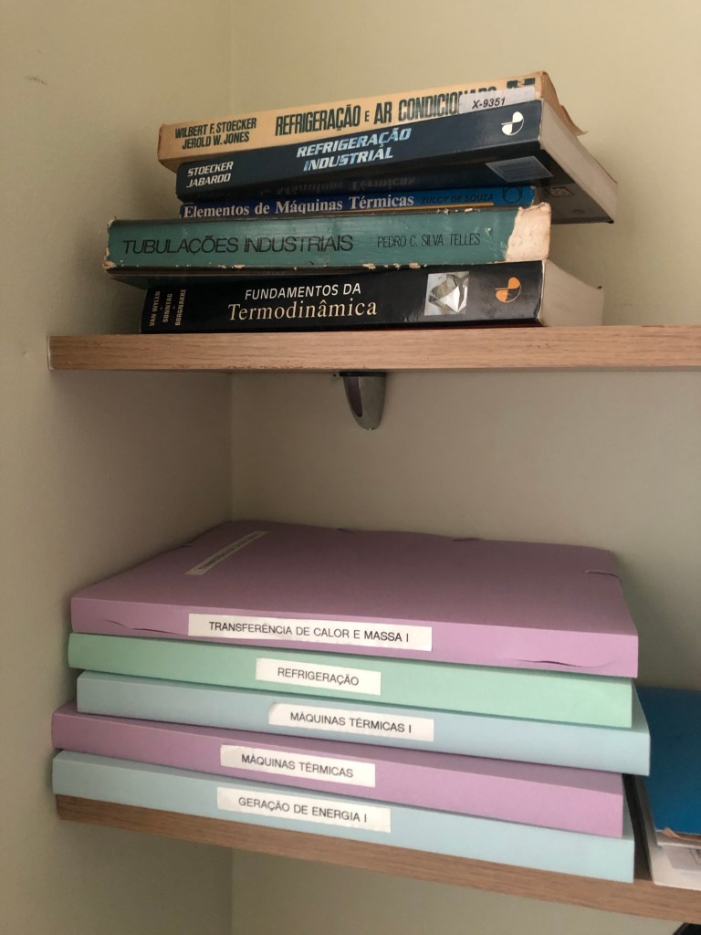 Foto de pastas de plástico e alguma livros antigos